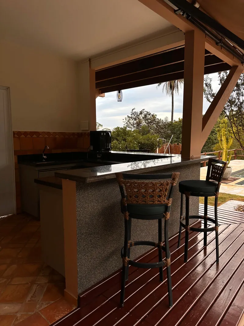 Bar na varanda com bancos e vista para a área externa