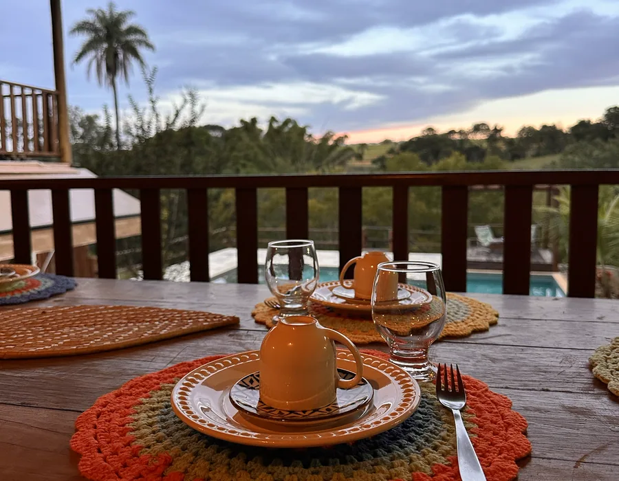 Mesa posta na varanda com vista para a piscina