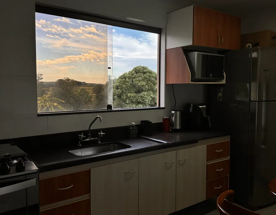 Cozinha completa compartilhada entre hóspedes