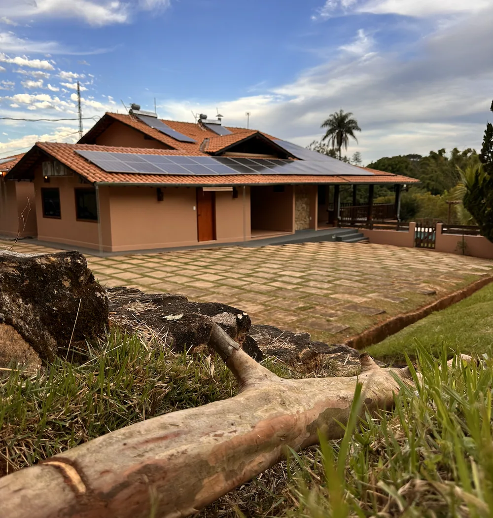 Vista externa da Pousada Jamacaii entre árvores