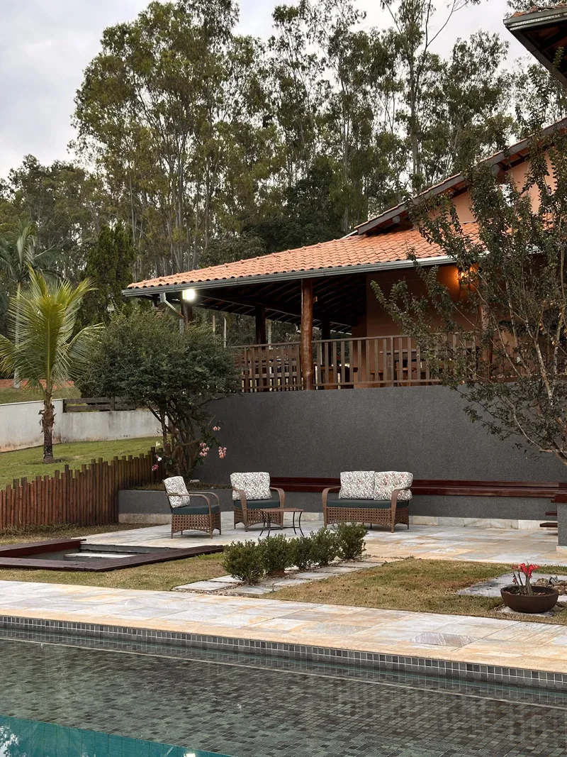 Piscina e área de convivência em frente à pousada