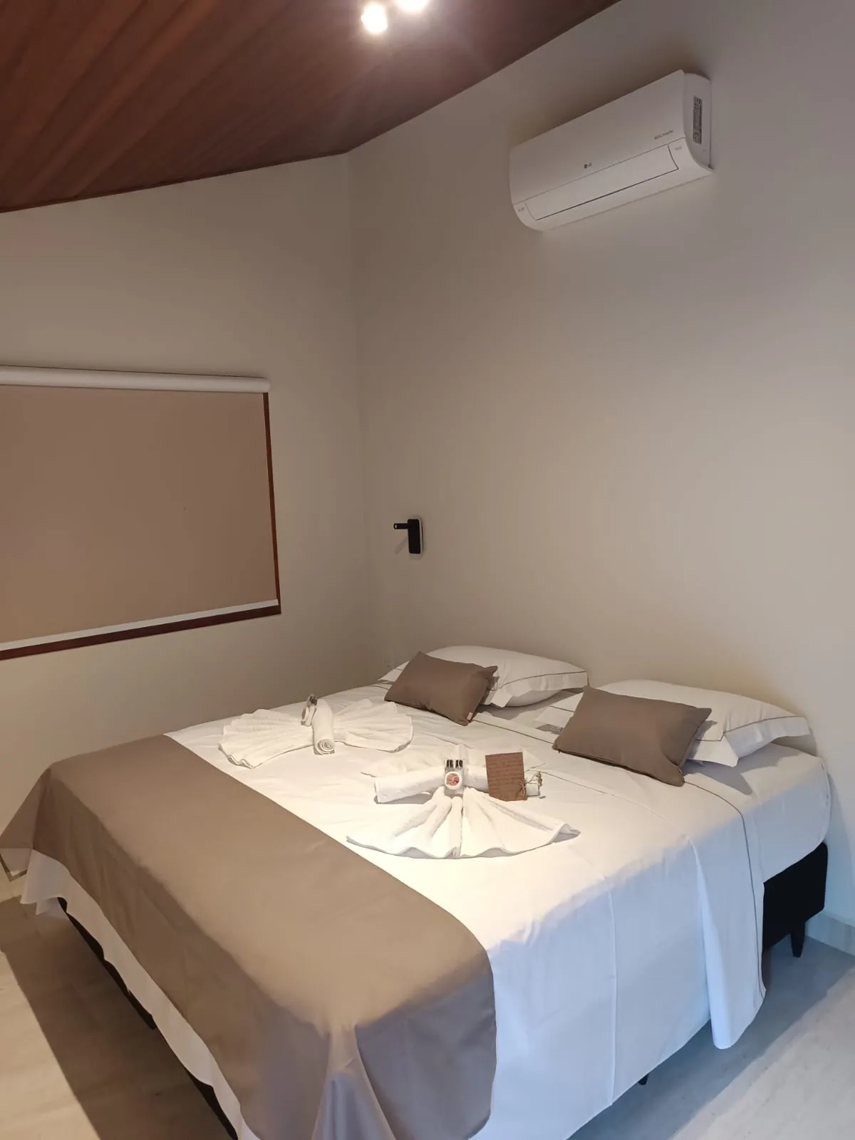 Suíte 01 preparada com cama de casal, enxoval e ar-condicionado