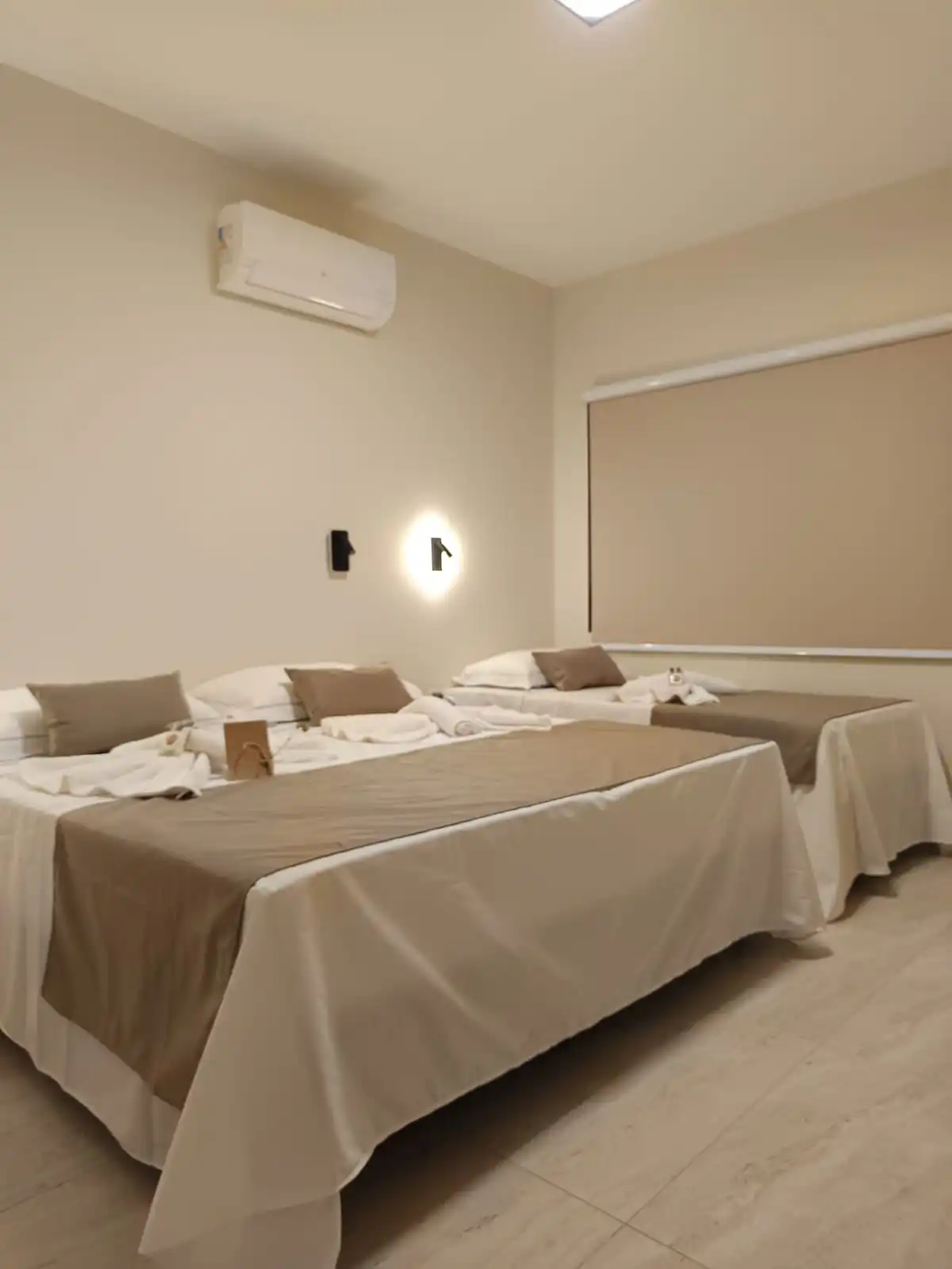 Suíte 07 preparada com uma cama king size e uma cama de solteiro