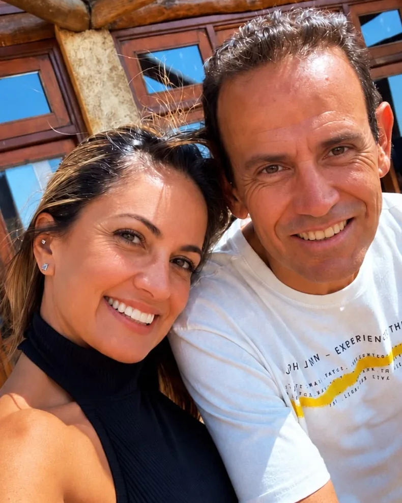 Eliete e Itamar, lado a lado, sorrindo para a câmera